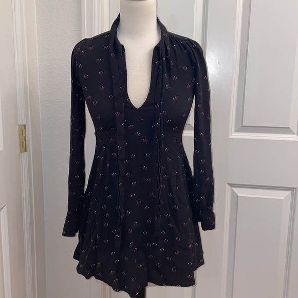 003: EXPRESS v-neck keyhole cutout long sleeve mini dress is women's size XS - Picture 9 of 11